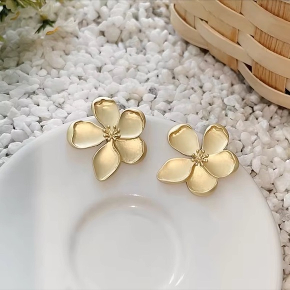 Gold tone Flower Stud Earrings – Vintage Style Statement Jewelry - Picture 5 of 9
